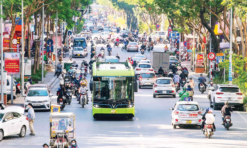 Điện khí hóa giao thông thông qua thúc đẩy xe điện (EV), triển khai vùng phát thải thấp, áp dụng các tiêu chuẩn khí thải nghiêm ngặt có thể mang lại những hiệu quả tích cực trong giảm ô nhiễm không khí và khí nhà kính.