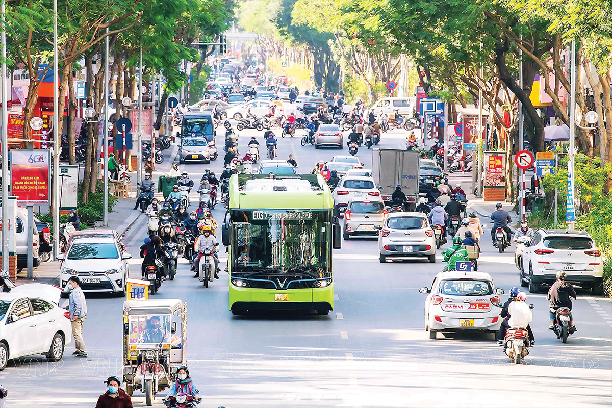 Điện khí hóa giao thông thông qua thúc đẩy xe điện (EV), triển khai vùng phát thải thấp, áp dụng các tiêu chuẩn khí thải nghiêm ngặt có thể mang lại những hiệu quả tích cực trong giảm ô nhiễm không khí và khí nhà kính.