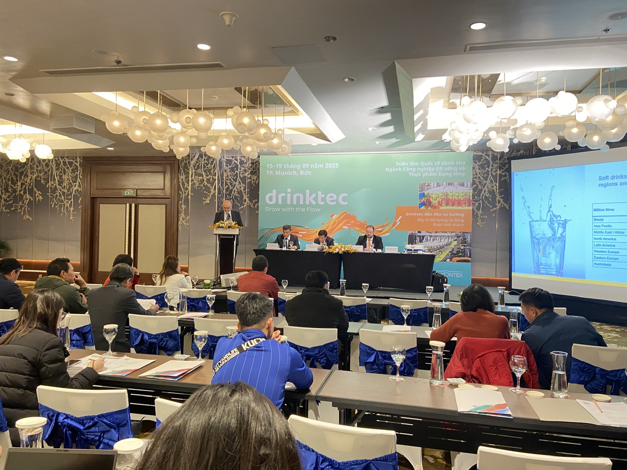 Quang cảnh buổi họp b&aacute;o.