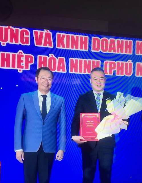 Trao Giấy chứng nhận đăng ký đầu tư dự án.