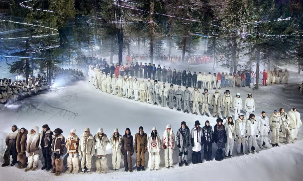 Moncler đang hướng đến bộ môn trượt tuyết với phong cách xa xỉ thầm lặng, không logo phô trương nhưng chất lượng vượt trội.