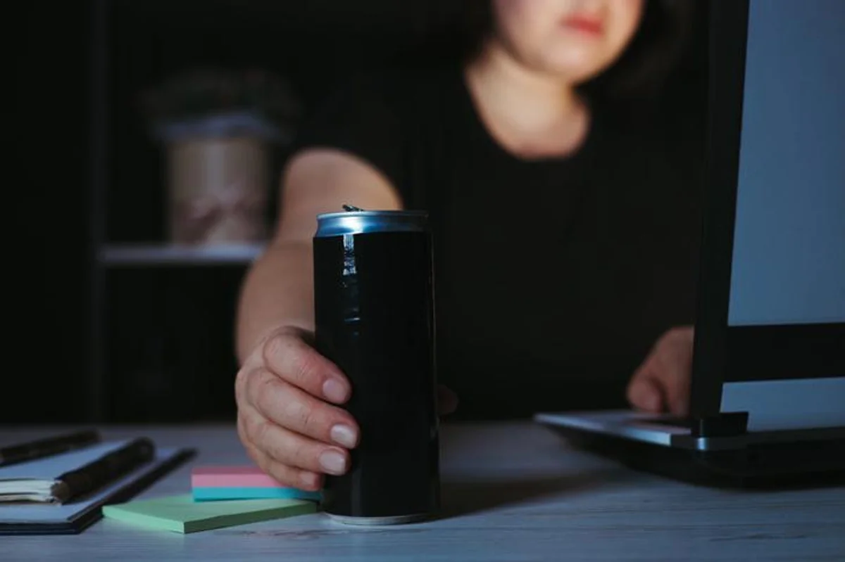 Uống càng nhiều nước tăng lực thì càng thiếu nước và chất điện giải.