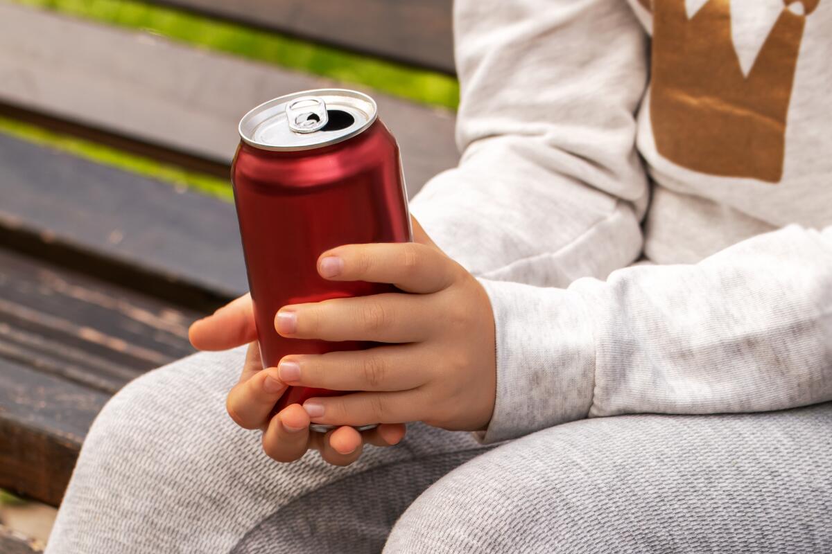 Nhiều quốc gia đã có chính sách ngăn chặn việc bán đồ uống chứa caffeine cho trẻ em dưới 16 tuổi.