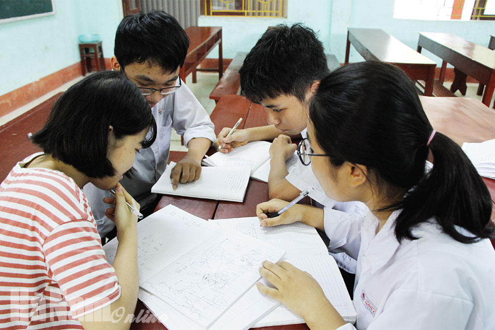  Học nhóm tại Trường THCS Nam Cao (Lý Nhân) tỉnh Hà Nam. Ảnh: Báo Hà Nam