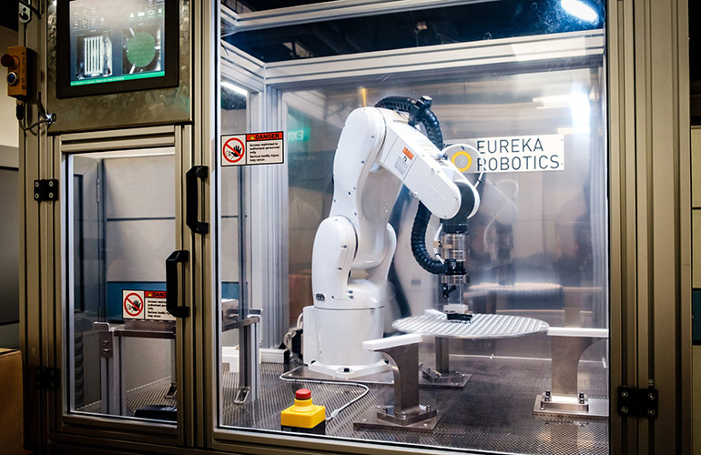 Cánh tay robot do Eureka Robotics sản xuất.