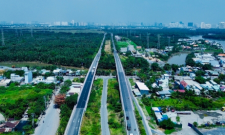 Đường Nguyễn Hữu Thọ hiện hữu nối đại lộ Nguyễn Văn Linh đi Nhà Bè, đoạn qua cầu Rạch Đỉa. Ảnh: Mỹ Quỳnh