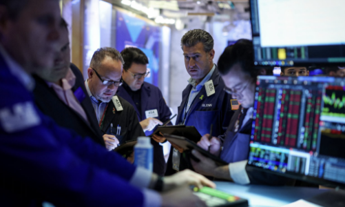 Chứng khoán Mỹ lập kỷ lục mới bất chấp mối lo thương mại, giá dầu tăng vì đường ống Nga bị tấn công