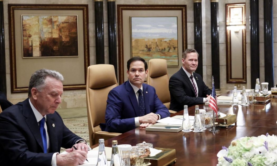 Ngoại trưởng Mỹ Marco Rubio (giữa) trong cuộc gặp với giới chức Nga ở Riyadh, Saudi Arabia ngày 18/2 - Ảnh: Reuters.