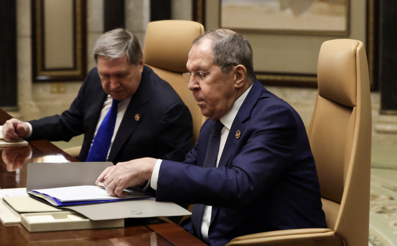 Ngoại trưởng Nga Sergei Lavrov (phải ảnh) tại cuộc đàm phán với các quan chức Mỹ ở Riyadh, Saudi Arabia ngày 18/2 - Ảnh: Reuters.