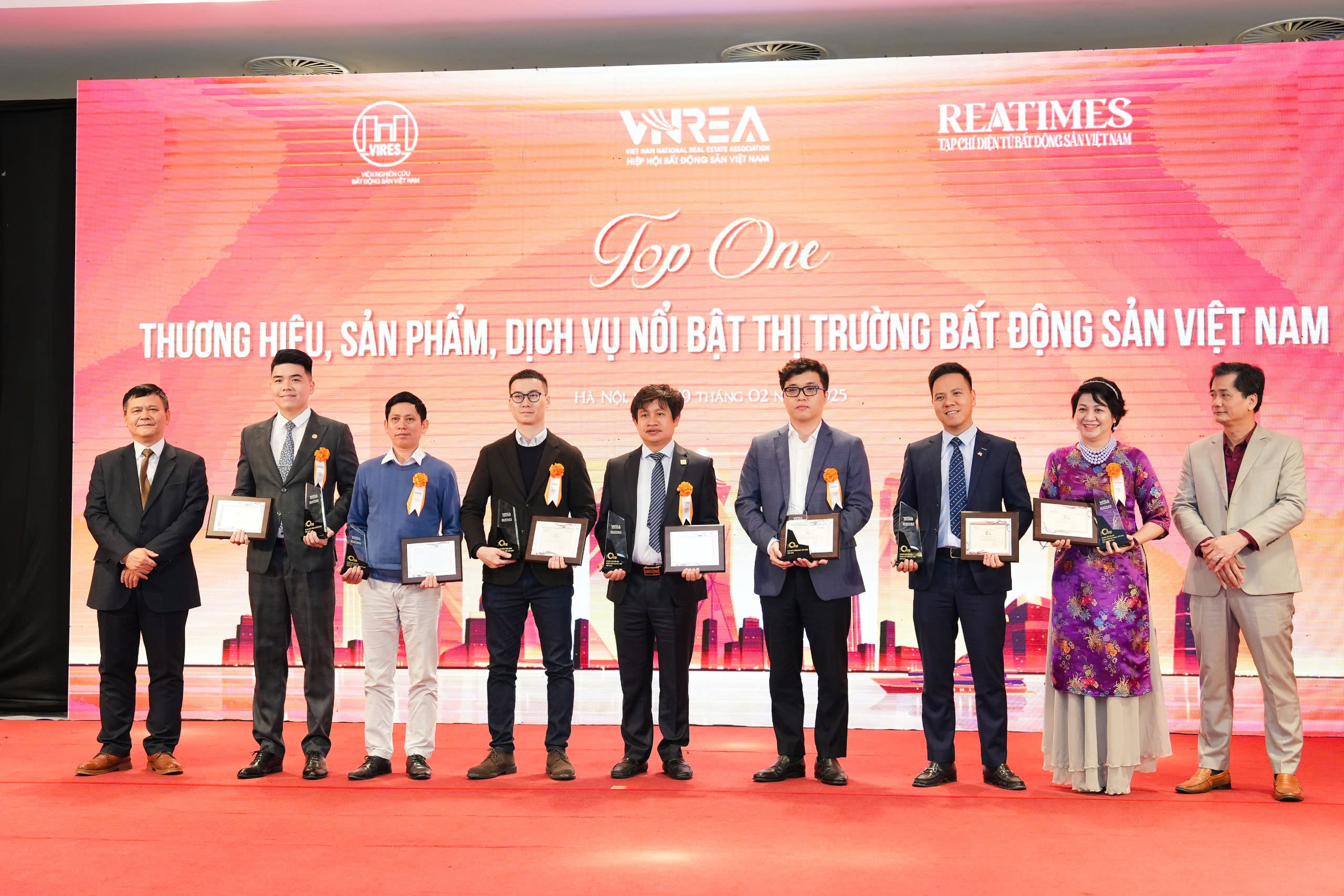 Chủ tịch HĐQT Meey Group Hoàng Mai Chung nhận giải thưởng tại Lễ vinh danh (người đứng thứ 5 từ trái sang).