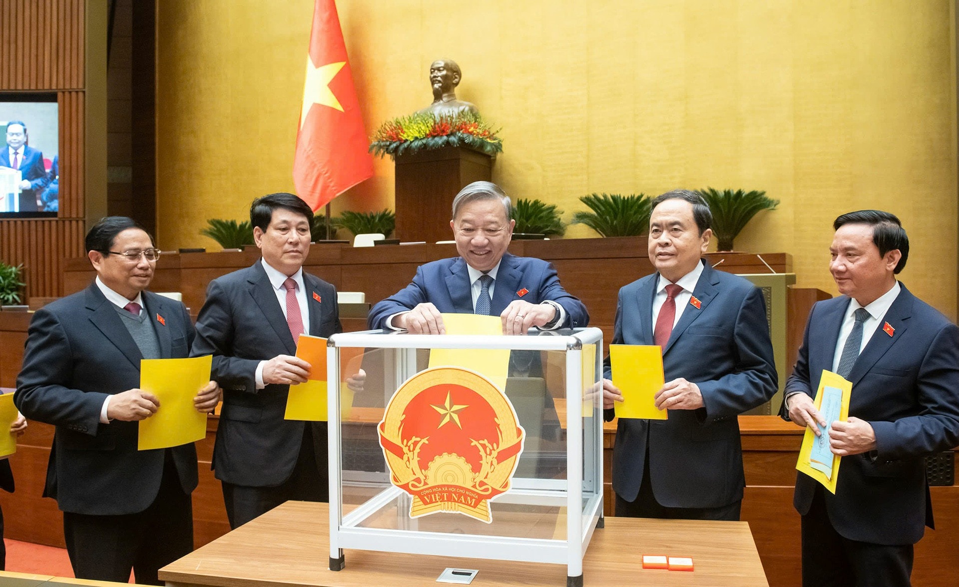 Tổng Bí thư Tô Lâm, Chủ tịch nước Lương Cường, Thủ tướng Phạm Minh Chính, Chủ tịch Quốc hội Trần Thanh Mẫn, Phó Chủ tịch Quốc hội Nguyễn Khắc Định bỏ phiếu kiện toàn bộ máy, nhân sự Chính phủ. Ảnh: Quốc hội