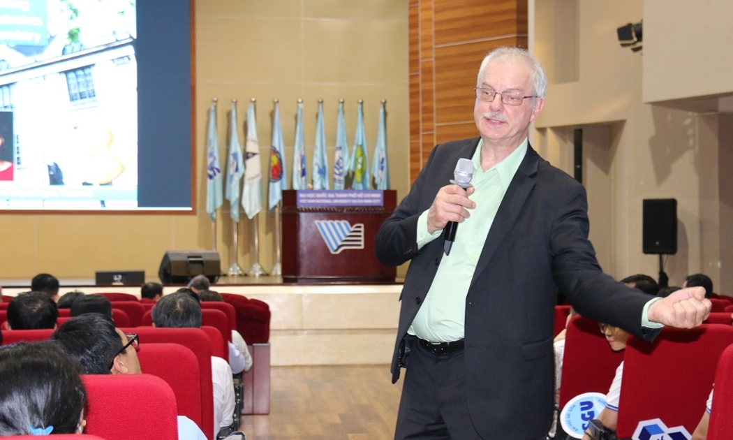 GS. Morten Peter Medal, Đại học Copenhagen, Đan Mạch, chủ nhân Giải thưởng Nobel Hóa học năm 2022, trò chuyện học thuật với giảng viên, sinh viên Đại học Quốc gia TP.HCM. Ảnh: Tư liệu Đại học Quốc gia TP.HCM.