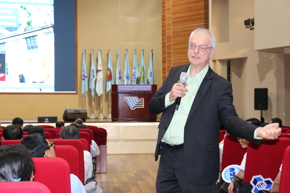 GS. Morten Peter Medal, Đại học Copenhagen, Đan Mạch, chủ nhân Giải thưởng Nobel Hóa học năm 2022, trò chuyện học thuật với giảng viên, sinh viên Đại học Quốc gia TP.HCM. Ảnh: Tư liệu Đại học Quốc gia TP.HCM.