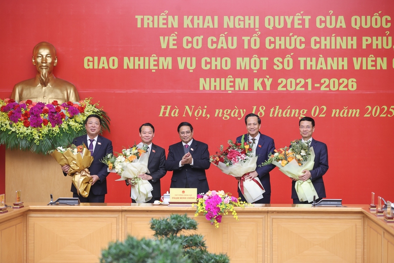 Thủ tướng tặng hoa chúc mừng Bộ trưởng Bộ Xây dựng Trần Hồng Minh, Bộ trưởng Bộ Khoa học và Công nghệ Nguyễn Mạnh Hùng, Bộ trưởng Bộ Dân tộc và Tôn giáo Đào Ngọc Dung, Bộ trưởng Bộ Nông nghiệp và Môi trường Đỗ Đức Duy. Ảnh VGP.