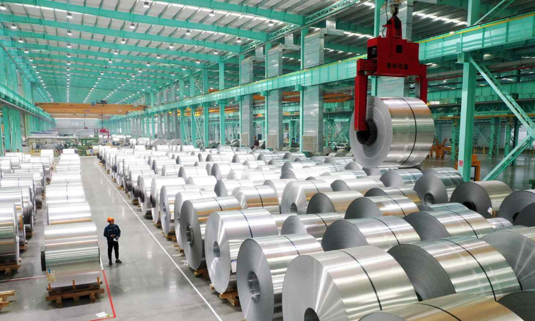 Dây chuyền sản xuất sản phẩm nhôm tại một nhà máy ở tỉnh An Huy, Trung Quốc - Ảnh: Reuters