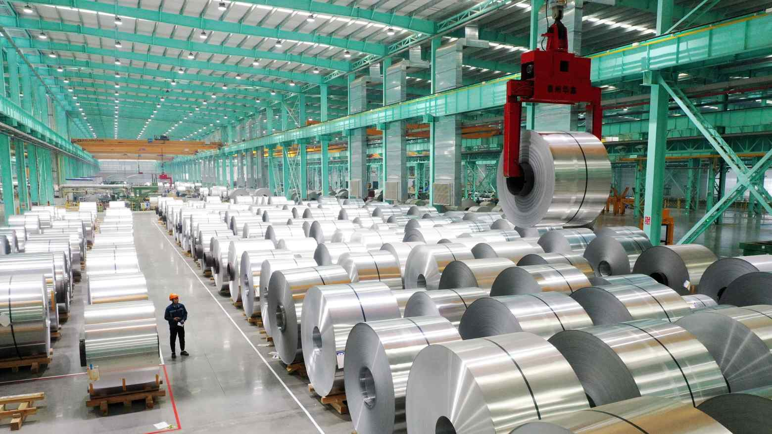 Dây chuyền sản xuất sản phẩm nhôm tại một nhà máy ở tỉnh An Huy, Trung Quốc - Ảnh: Reuters