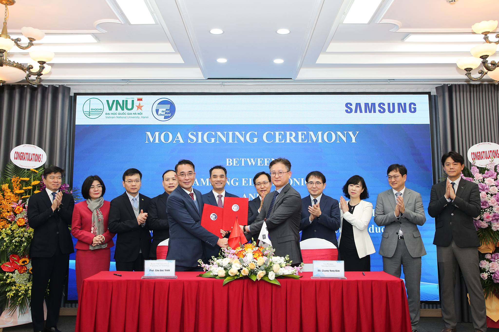 Năm 2024, Trường Đại học Công nghệ và Samsung Điện tử Hàn Quốc đã ký kết văn bản hợp tác tổ chức chương trình VNU-Samsung Tech Track với mục tiêu đào tạo nguồn nhân lực chất lượng cao có trình độ thạc sĩ lĩnh vực bán dẫn và vi mạch - Ảnh: UET. 