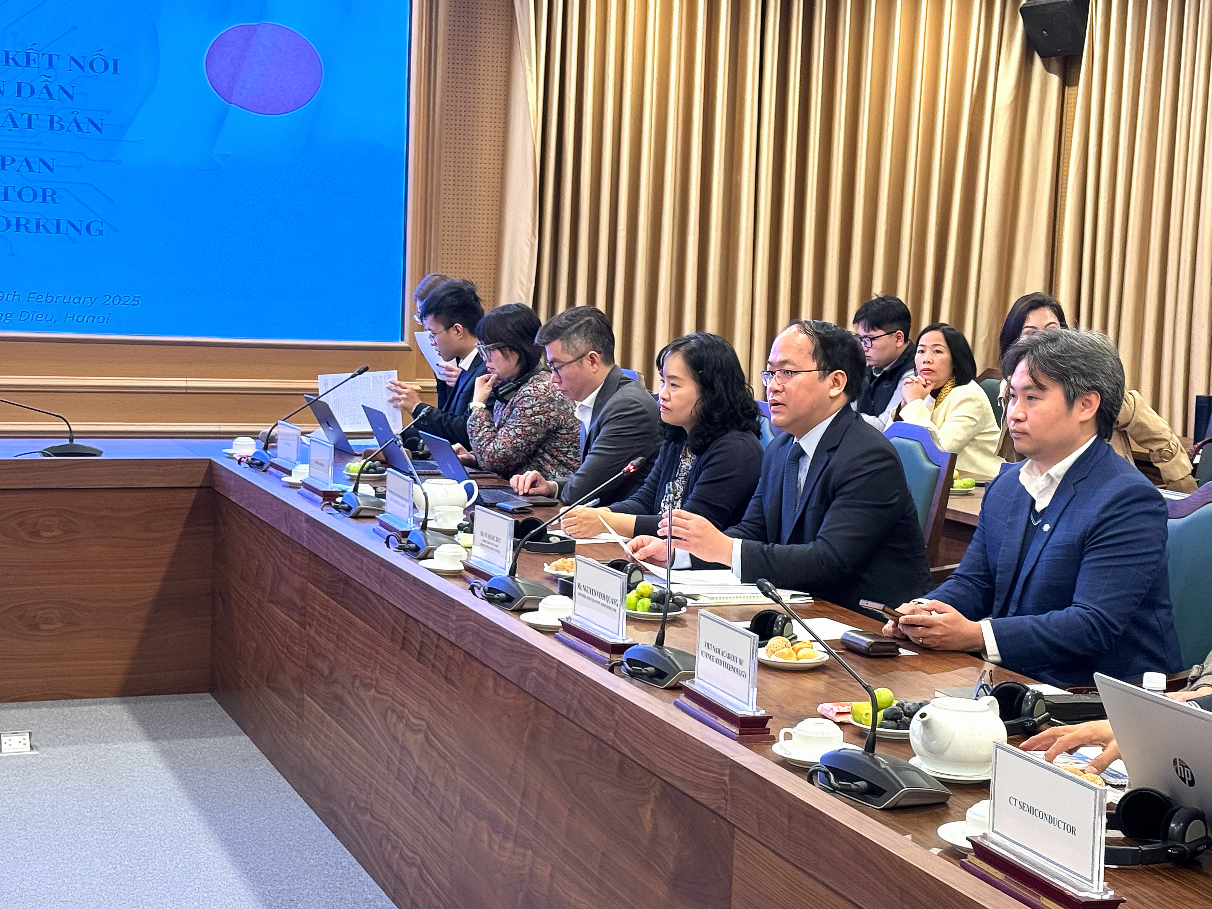 Mr. Vu Quoc Huy (2nd from right), &nbsp;Director of the National Innovation Center (NIC) speaks at the event.&nbsp;