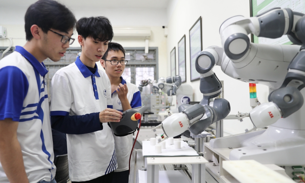Sinh viên Trường ĐH Công nghệ - Ảnh: UET.