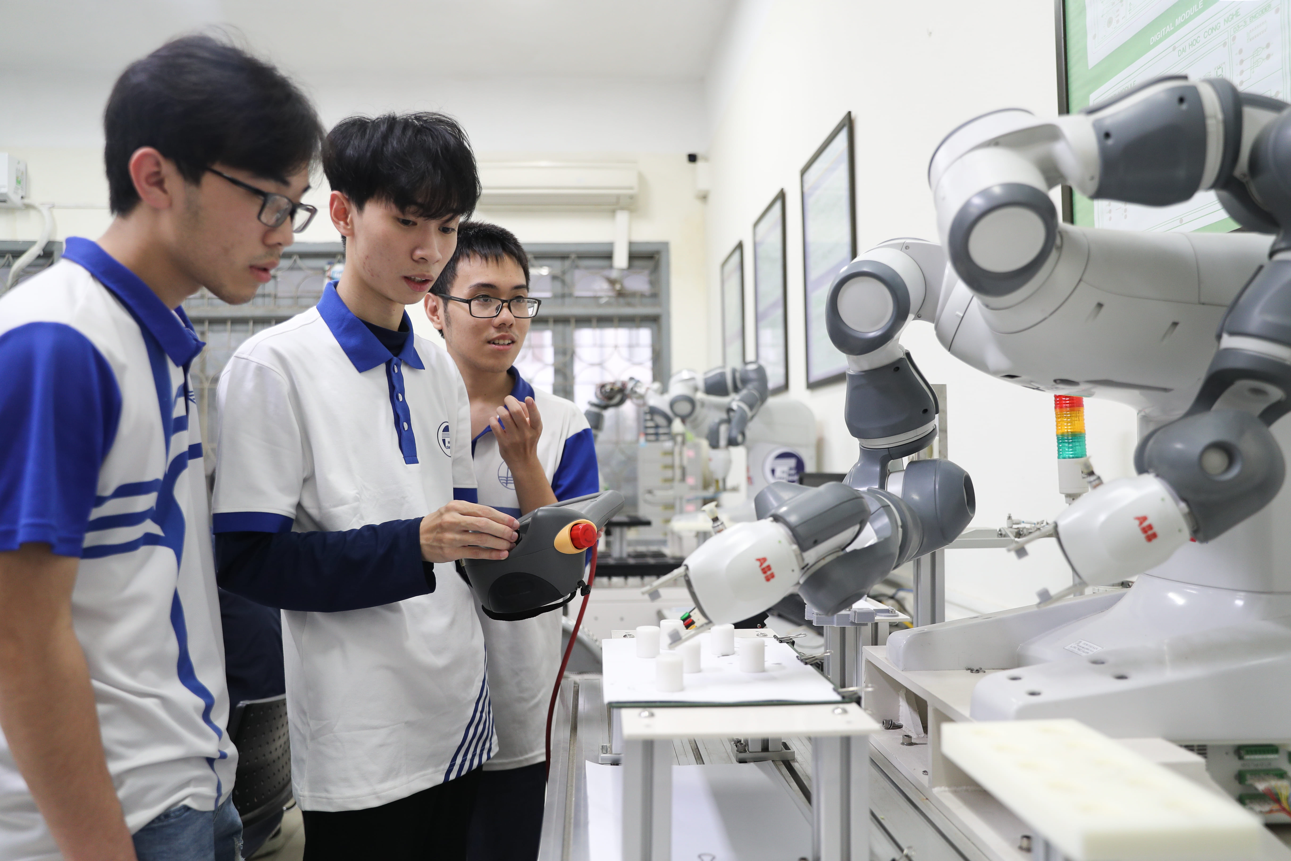 Sinh viên Trường ĐH Công nghệ - Ảnh: UET. 