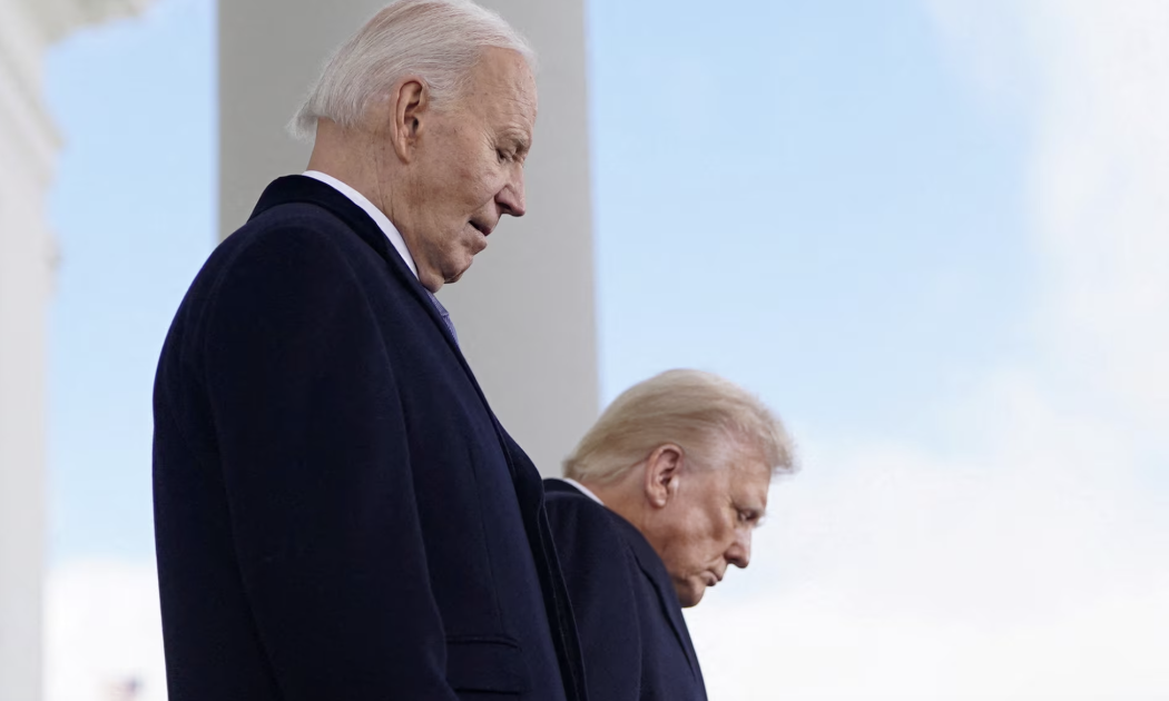 Cựu Tổng thống Mỹ Joe Biden (trái) và Tổng thống Mỹ Donald Trump trong lễ nhậm chức của ông Trump hôm 20/1/2025 - Ảnh: Reuters.