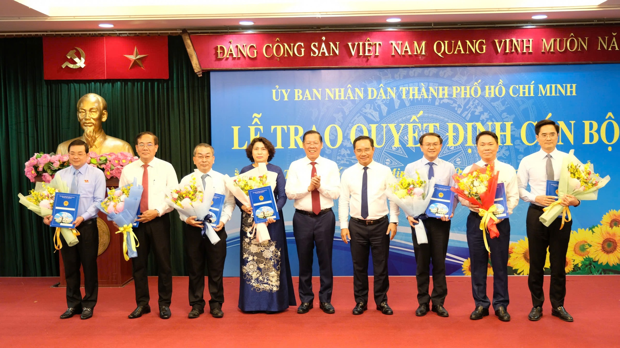 Ông Phan Văn Mãi, Chủ nhiệm Ủy ban Kinh tế và Tài chính của Quốc hội và ông Nguyễn Văn Được, Phó Bí thư Thành ủy TP. Hồ Chí Minh chúc mừng 7 giám đốc sở mới- Ảnh: VGP/Vũ Phong.
