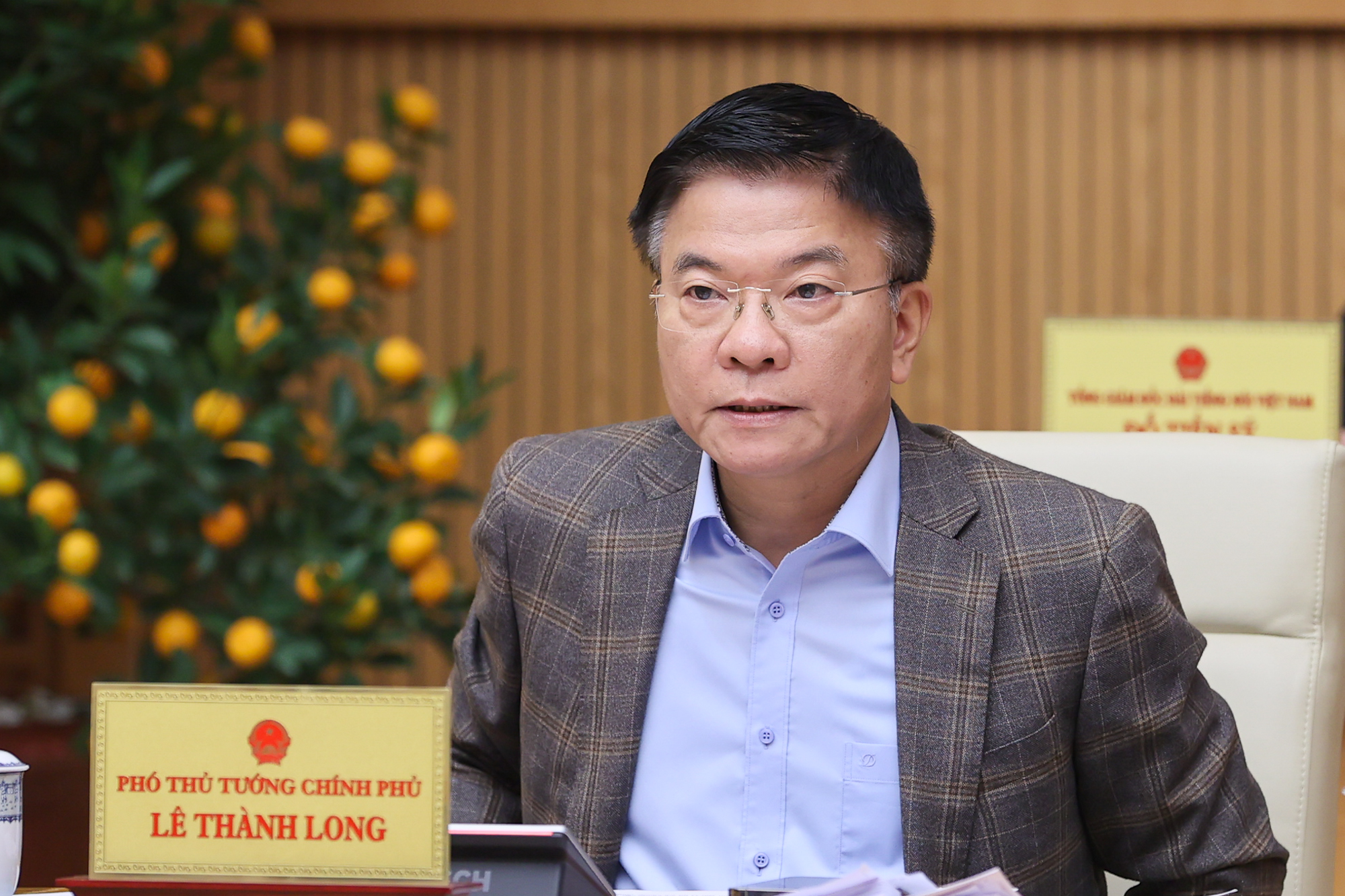 Phó Thủ tướng Lê Thành Long thay mặt Thủ tướng Chính phủ điều hành phiên họp - Ảnh: VGP
