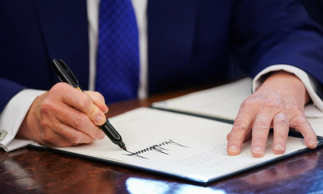 Ông Trump đã ký một loạt sắc lệnh về thuế quan trong tháng đầu cầm quyền - Ảnh: Reuters