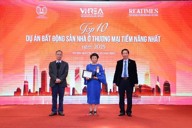 Bà Tạ Thị Thanh Huyền - PTGĐ Công ty Cổ phần Vinhomes - nhận giải thưởng trong khuôn khổ sự kiện.