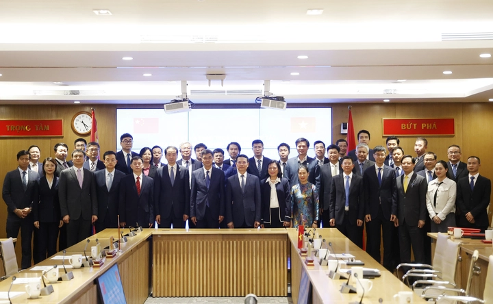 Các đại biểu chụp ảnh lưu niệm tại Lễ ký kết 11 thỏa thuận hợp tác giữa doanh nghiệp và tổ chức hai nước trong các lĩnh vực khoa học công nghệ, đổi mới sáng tạo và chuyển đổi số. 