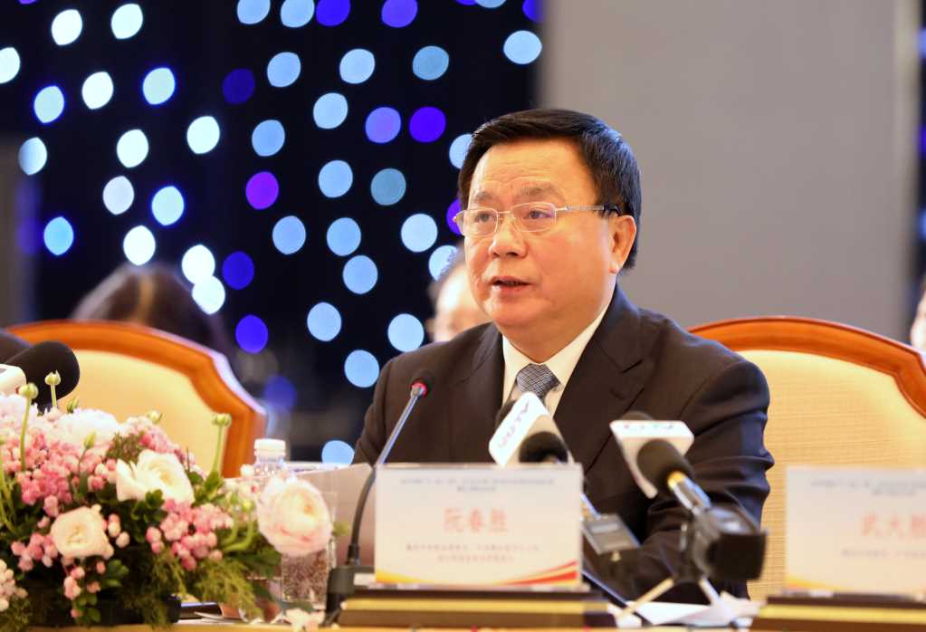 Ông Nguyễn Xuân Thắng, Ủy viên Bộ Chính trị, Giám đốc Học viện Chính trị Quốc gia Hồ Chí Minh, Chủ tịch Hội đồng Lý luận Trung ương phát biểu tại chương trình gặp gỡ. Ảnh: Quảng Ninh
