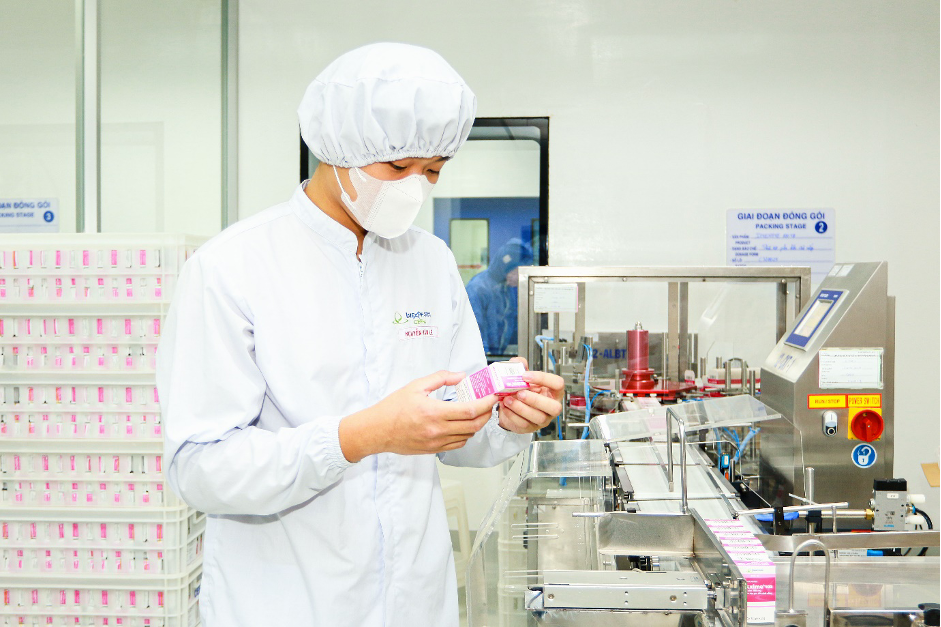 Workers checking the ingredients during packaging at the IMP4 cluster. Photo: Imexpharm