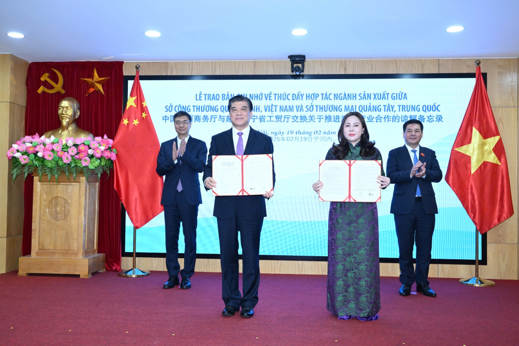 Lãnh đạo Sở Công Thương tỉnh Quảng Ninh (Việt Nam - bên phải) và Sở Thương mại Khu tự trị dân tộc Choang Quảng Tây (Trung Quốc - bên trái) ký kết Bản ghi nhớ về thúc đẩy hợp tác ngành sản xuất. Ảnh: Quảng Ninh.