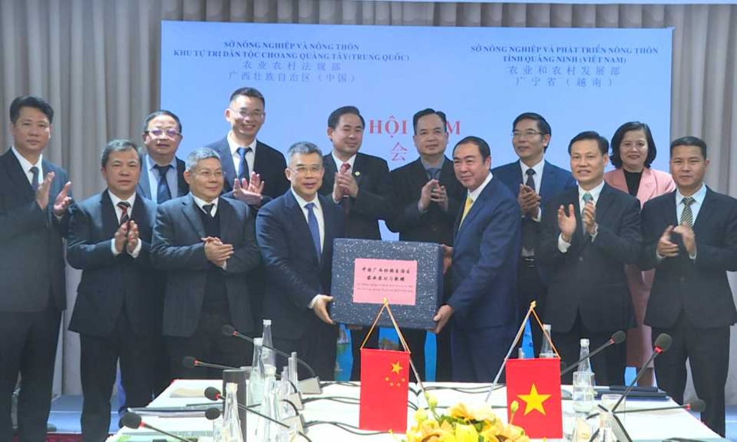 Lãnh đạo Sở Nông nghiệp và Phát triển nông thôn tỉnh Quảng Ninh và Sở Nông nghiệp và Nông thôn Khu tự trị dân tộc Choang Quảng Tây, trao quà, chụp ảnh lưu niệm. Ảnh: Quảng Ninh