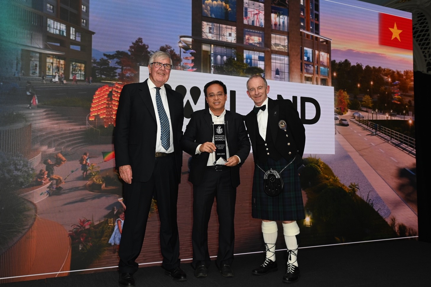 Đại diện WeLand nhận giải thưởng tại IPA 2024 - 2025 tại London.