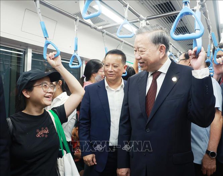 Tổng Bí thư Tô Lâm trò chuyện với người dân trên tàu Metro số 1. Ảnh: TTXVN