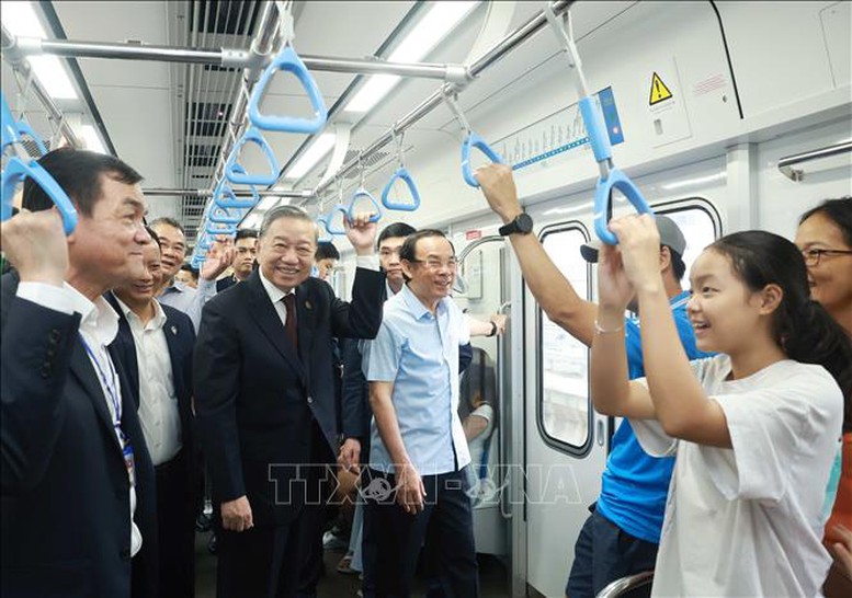 Tổng Bí Thư Tô Lâm trải nghiệm thực tế trên Tuyến Metro số 1 (Bến Thành - Suối Tiên). Ảnh: TTXVN
