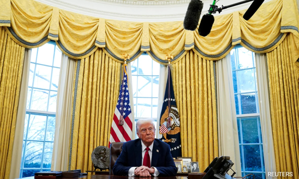 Những động thái của chính quyền Trump tiếp tục gây chú ý lớn trong tuần qua - Ảnh: Reuters
