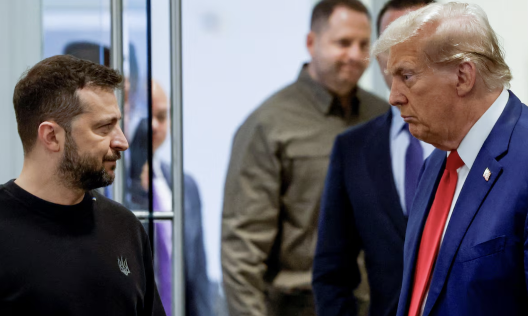 Tổng thống Ukraine Volodymyr Zelenskiy và ông Donald Trump - khi đó đang là ứng cử viên tổng thống Mỹ - trong cuộc gặp ở New York vào tháng 9/2024 - Ảnh: Reuters.