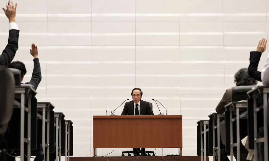 Thống đốc BOJ Kazuo Ueda trong một cuộc họp - Ảnh: Reuters.