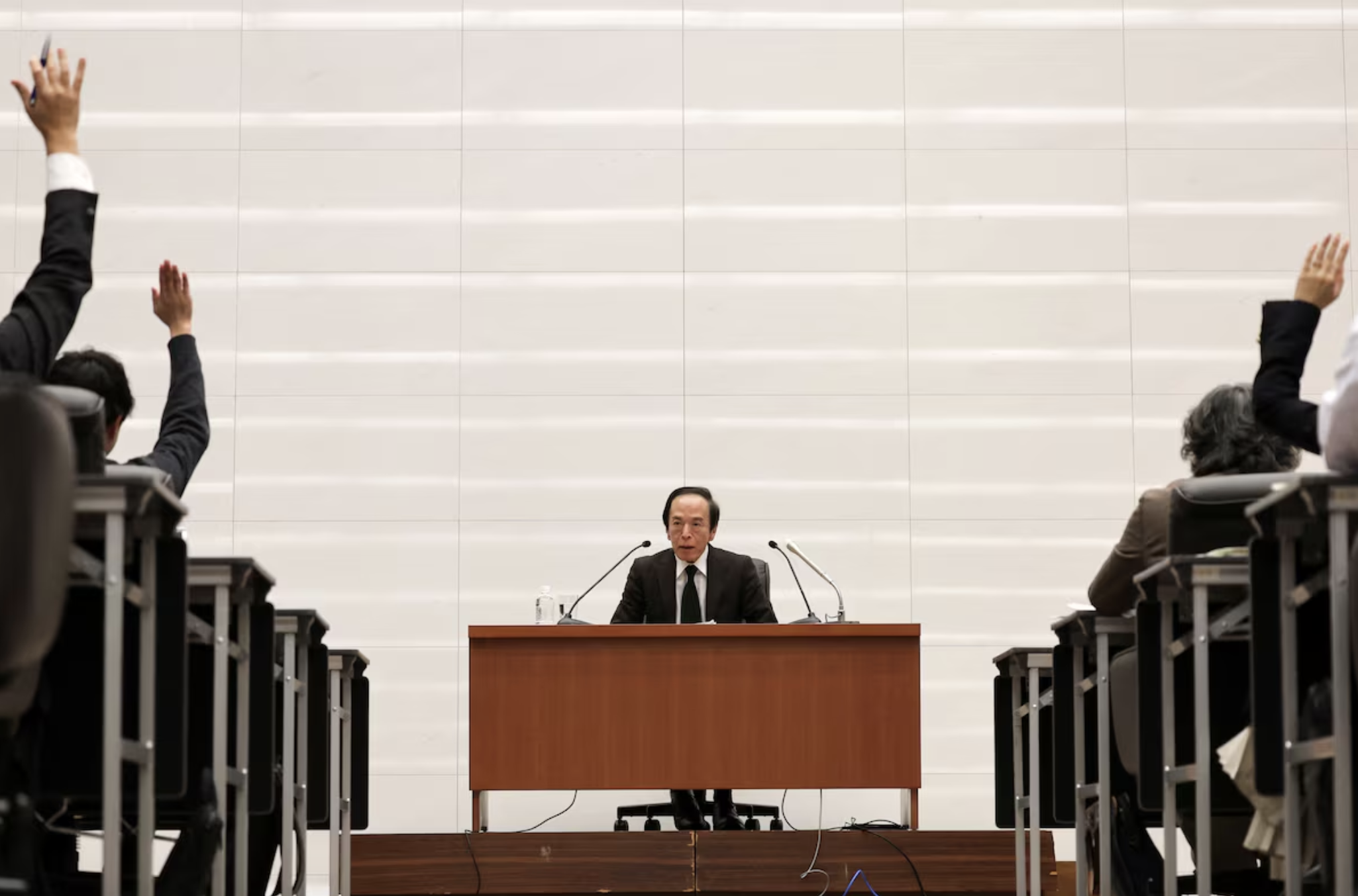 Thống đốc BOJ Kazuo Ueda trong một cuộc họp - Ảnh: Reuters.