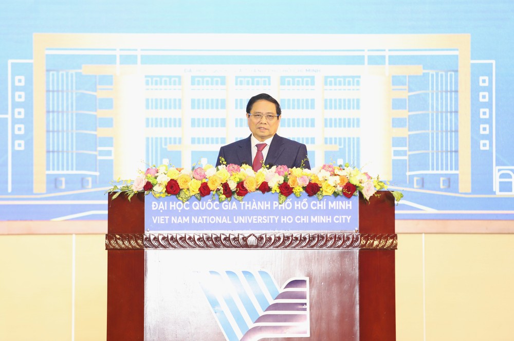 Thủ tướng Chính phủ Phạm Minh Chính trao đổi cùng cán bộ, giảng viên, sinh viên Đại học Quốc gia TP.HCM. Ảnh: Ngô Tùng
