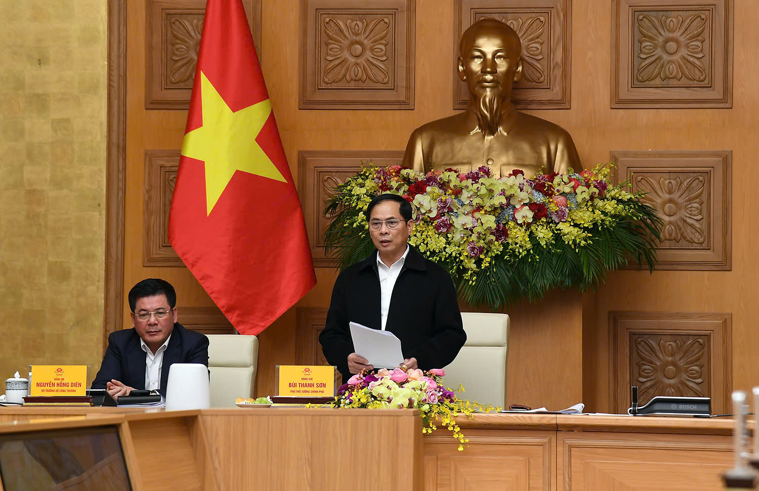 Phó thủ tướng yêu cầu Bộ Công Thương khẩn trương xây dựng danh mục các công trình điện lực khẩn cấp.