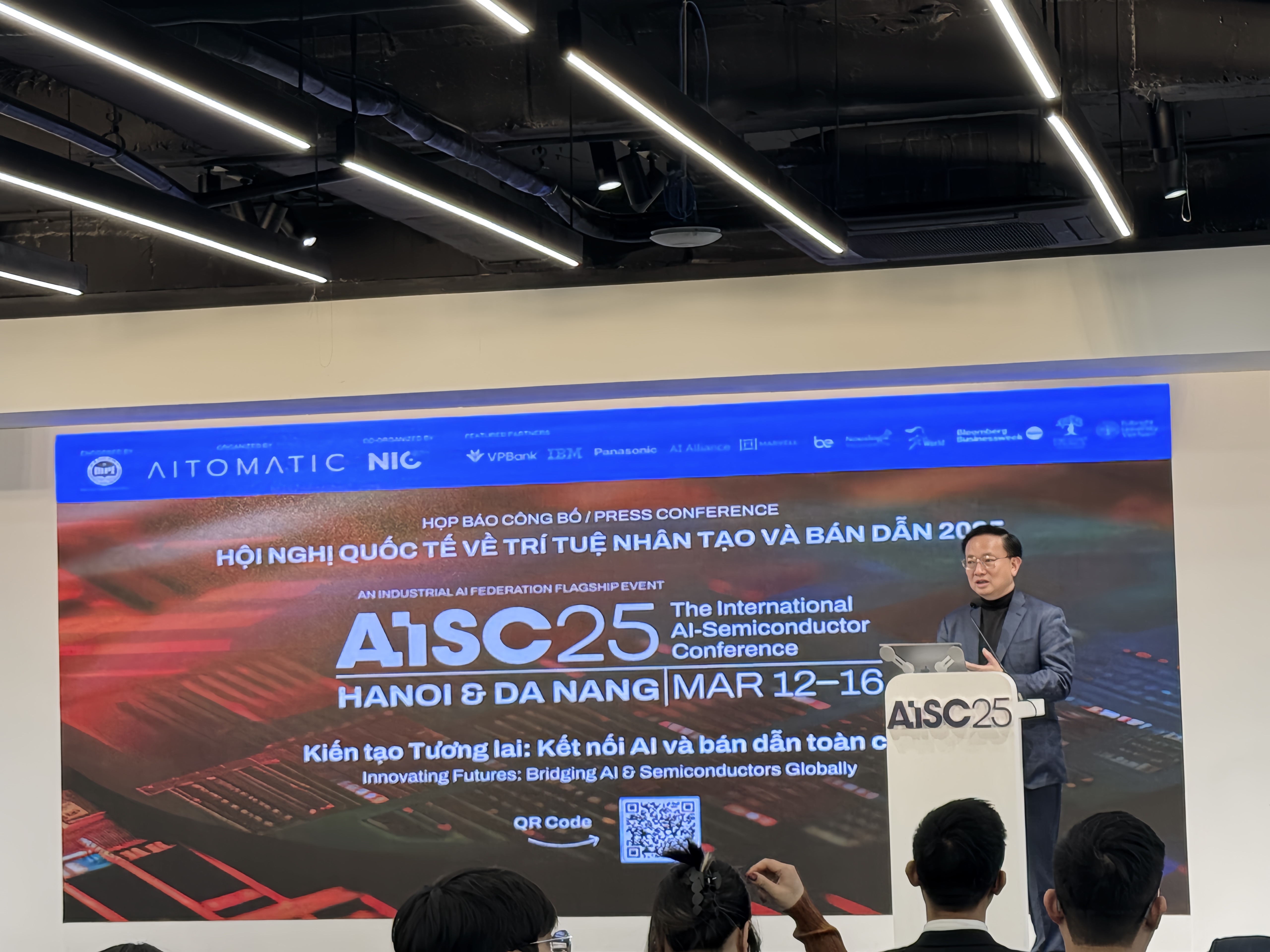 Tiến sĩ Christopher Nguyễn, Nhà sáng lập Tổ chức Aitomatic (Hoa Kỳ) cho biết Việt Nam đang sở hữu rất nhiều tiềm năng để phát triển AI và công nghiệp bán dẫn.