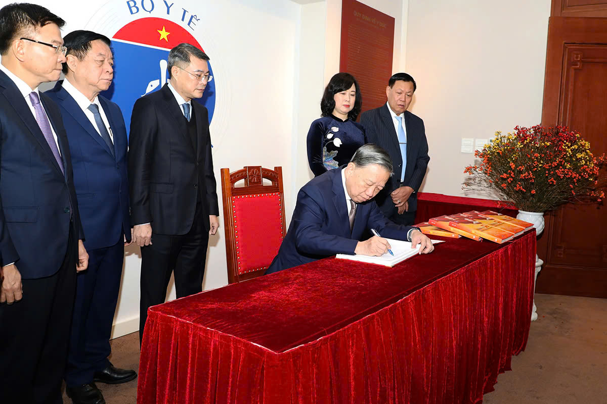 Tổng B&iacute; thư T&ocirc; L&acirc;m viết lưu niệm tại Ph&ograve;ng truyền thống của Bộ Y tế. Ảnh: Bộ Y tế