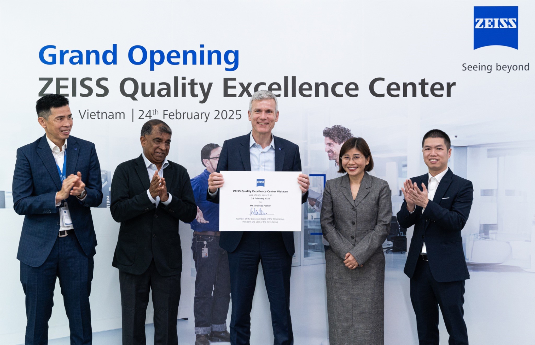 &Ocirc;ng Andreas Pecher k&yacute; giấy chứng nhận khai trương ZEISS Quality Excellence Center đầu ti&ecirc;n tại Việt Nam.