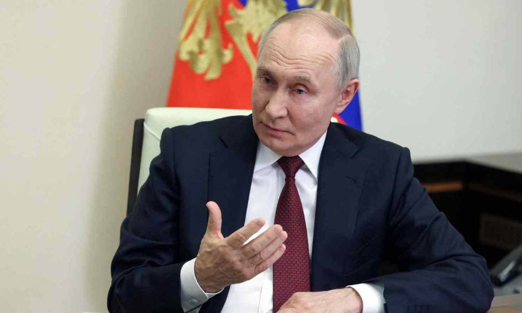 Tổng thống Nga Vladimir Putin trò chuyện với phóng viên hãng thông tấn Sputnik tại dinh thự tổng thống ngày 24/2 - Ảnh: Sputnik/Reuters)
