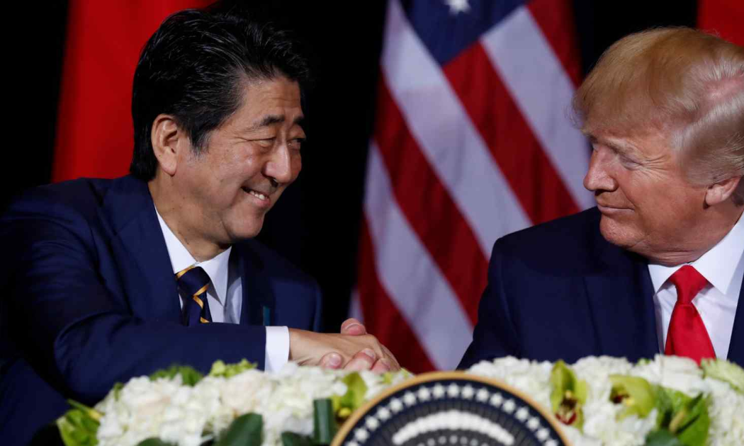 Cố Thủ tướng Nhật Bản Shinzo Abe và Tổng thống Mỹ Donald Trump ký một thỏa thuận thương mại vào tháng 9/2019 - Ảnh: Reuters