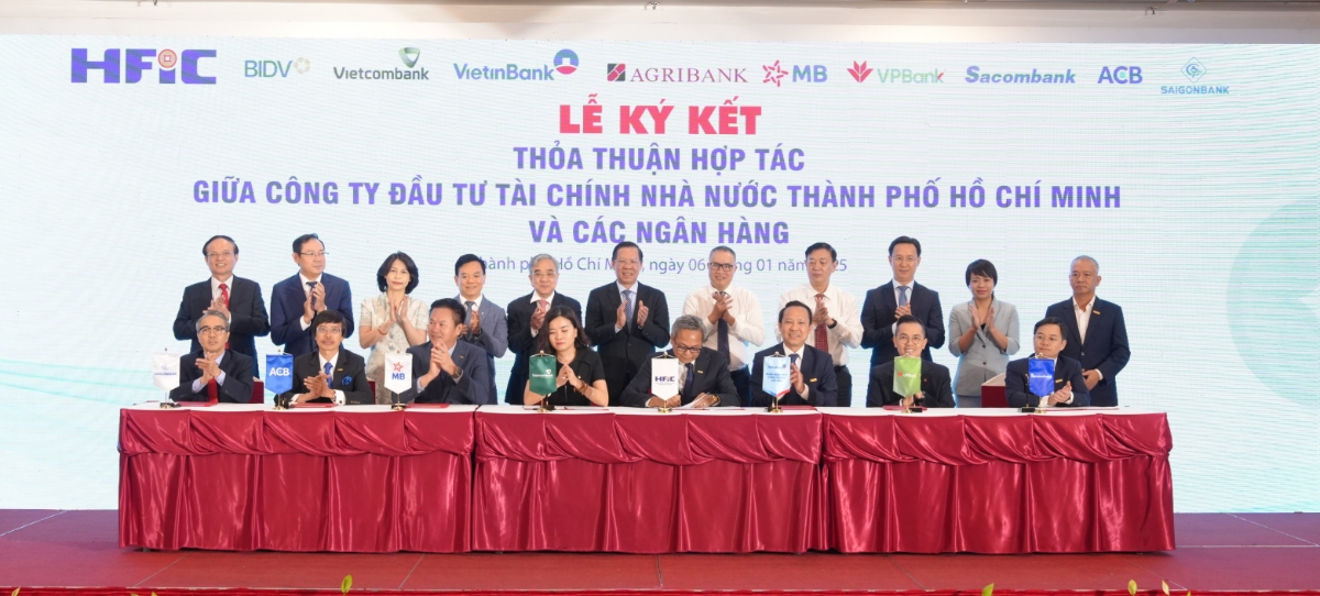 Đại diện Sacombank, ông Huỳnh Thiên Phú- Giám đốc Trung tâm phát triển kinh doanh Doanh nghiệp, cùng các ngân hàng thực hiện ký kết hợp tác với HFIC.