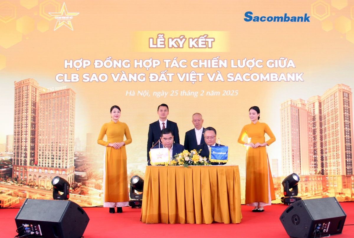 Lễ ký kết hợp tác giữa Sacombank và câu lạc bộ Sao Vàng Đất Việt.